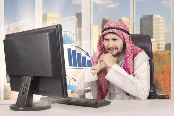 Arabian biznesmena wygląda mylić z firmy wykres — Zdjęcie stockowe