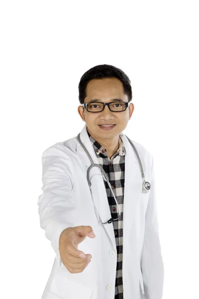 Asian doctor offering a handshake on studio — Stock Photo, Image