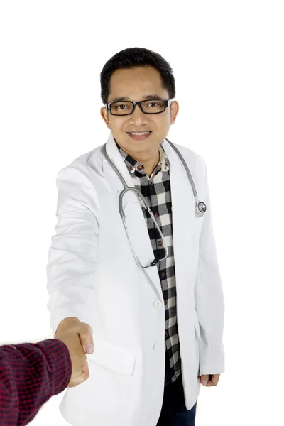 Asiatico medico stretta di mano con la sua paziente — Foto Stock