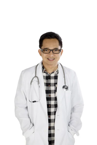Азиатский врач улыбается в камеру — стоковое фото