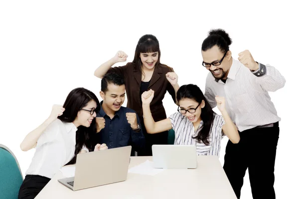 Diversas pessoas de negócios celebrando seu sucesso — Fotografia de Stock