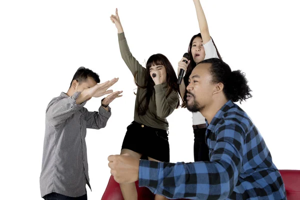 Diversas pessoas cantando karaoke — Fotografia de Stock