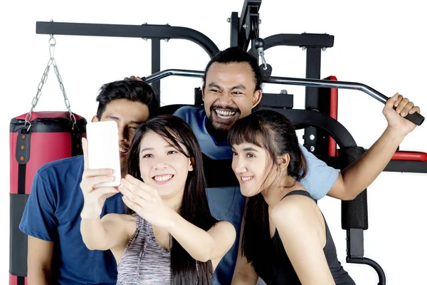 Diverse mensen neem selfie foto samen — Stockfoto