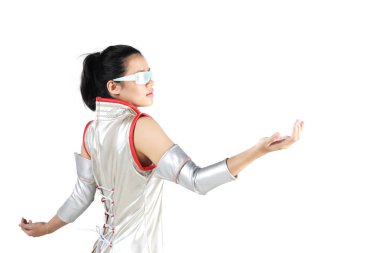 Bir şey tutan fütüristik kadın