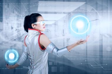 İki sanal düğme tutan fütüristik kadın