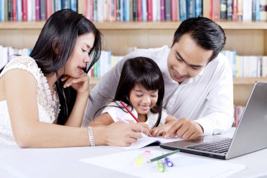 Çocuk Kitaplığı'nda ailesiyle öğrenir