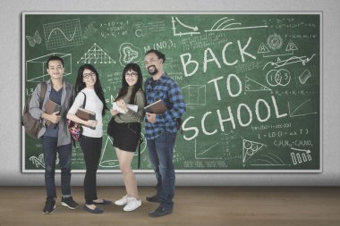 Çok ırklı öğrencilerle scribbles Tarih kara tahta