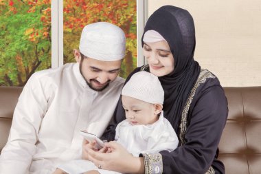 Müslüman aile ile sonbahar Smartphone kullanarak 