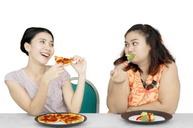 Obez kadın göz arkadaş yemek pizza
