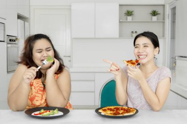 Üzgün kilolu kadın salata yiyor