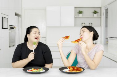 Genç kadın şişman arkadaşı cazip