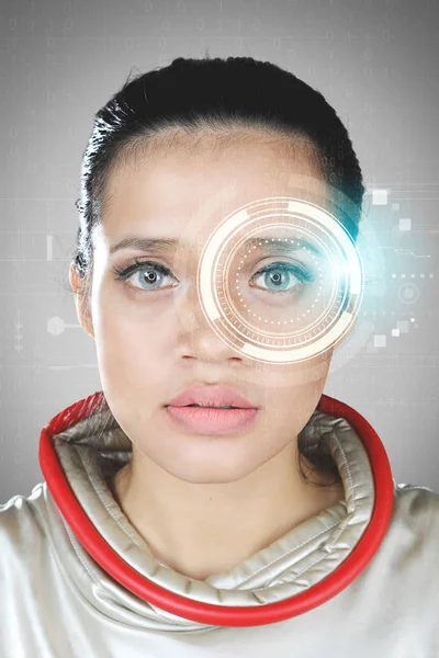 Donna futuristica con ologramma virtuale — Foto Stock