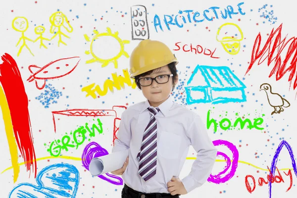 Pequeño ingeniero sosteniendo un plano — Foto de Stock