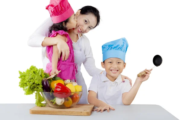 Mãe e seus filhos fazem uma salada — Fotografia de Stock