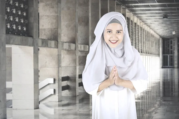 Muslimische Frau mit Willkommensgesten — Stockfoto