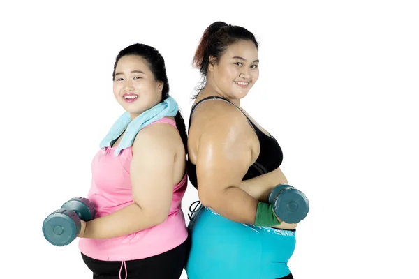 Mujeres obesas haciendo ejercicio con pesas — Foto de Stock