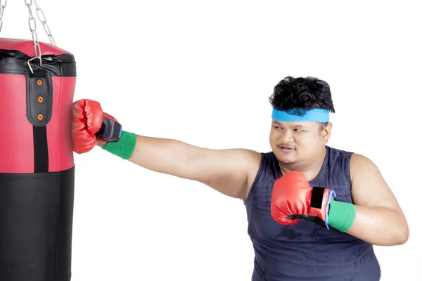 Sobrepeso homem perfurando saco de boxe — Fotografia de Stock