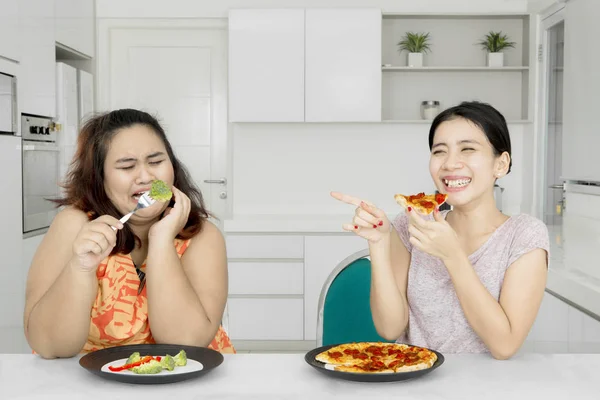 Triste mulher com sobrepeso come salada — Fotografia de Stock