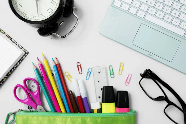 Schulbedarf mit Laptop — Stockfoto