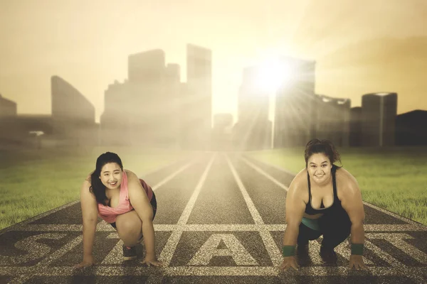 Two obese women ready to run — Stock Photo, Image