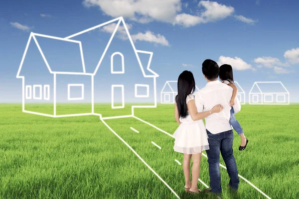 Young family looking at their dream house — Stock Photo, Image