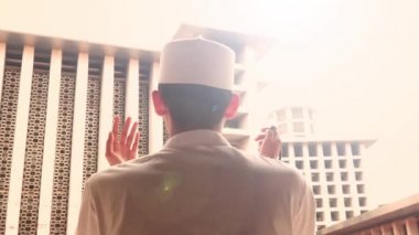 Müslüman kişinin camide dua arkadan görünüm