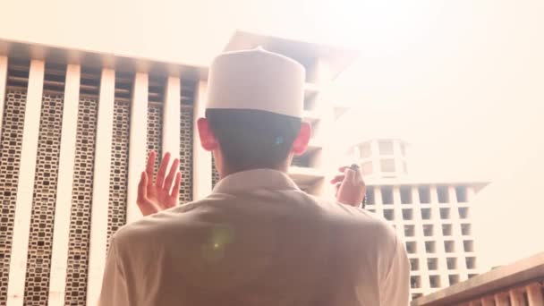 Back view of muslim person praying in mosque — Stock Video