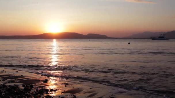 Prachtige zonsopgang weergave aan wal in Bali eiland — Stockvideo