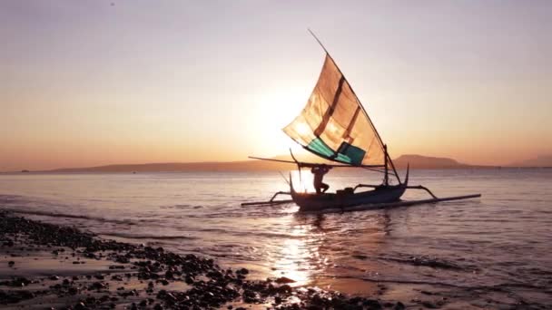 Pescador vai trabalhar na hora do nascer do sol — Vídeo de Stock