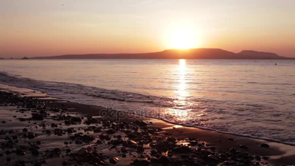Όμορφη ανατολή του ηλίου θέα στην ακτή στο νησί του Μπαλί — Αρχείο Βίντεο
