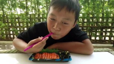 Sashimi suşi bir tabak yemek çocuk