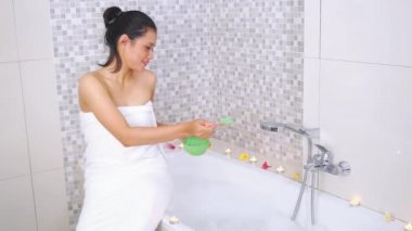 Güzel kadın Spa tuz küvet üzerinde Ekim