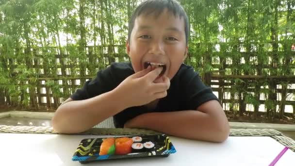 Bambino mangia Hossomaki e Nigiri Sushi — Video Stock