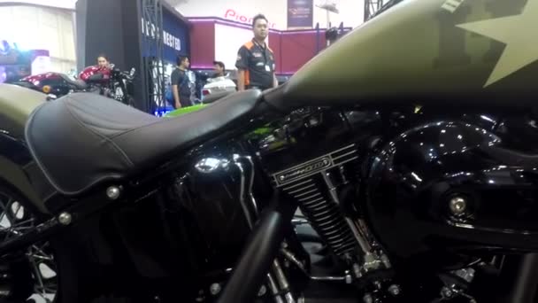 Primer plano de la motocicleta Harley Davidson — Vídeo de stock