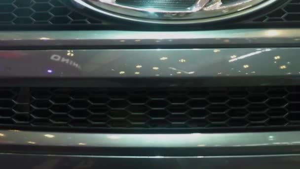 Логотип Hyundai на автомобиле — стоковое видео