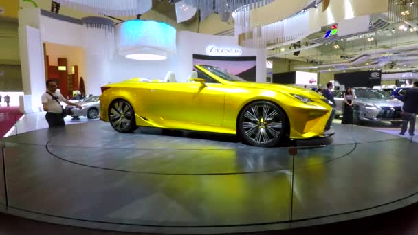 Une nouvelle Lexus dans une exposition — Video