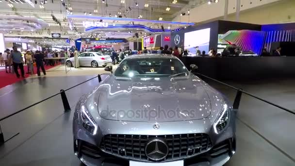 Новый автомобиль Mercedes Benz на выставке — стоковое видео
