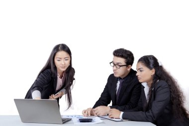 Onun ortakları ile tartışırken işkadını