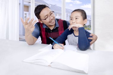 Sevimli çocuk babasıyla hesaplamak öğrenme