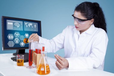 Kimyasal sıvı karıştırma kadın bilim adamı