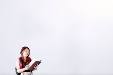 Kız öğrenci ve kitap kopya alanı ile