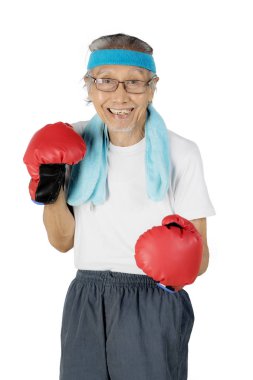 Yaşlı adam kırmızı boks eldivenler