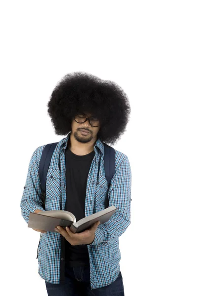 Studente africano di sesso maschile che legge un libro sullo studio — Foto Stock