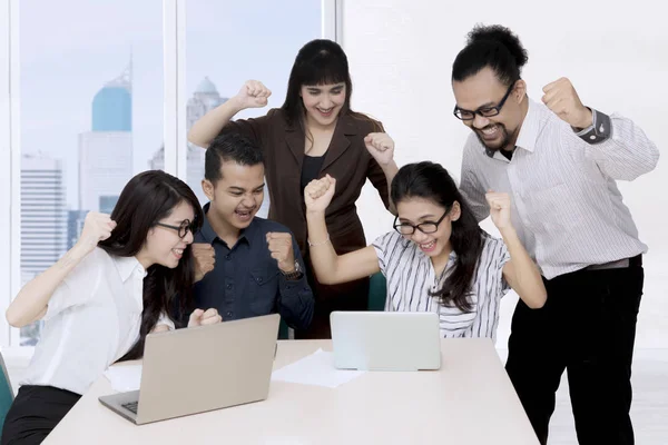 Geschäftsleute feiern ihren Erfolg im Büro — Stockfoto