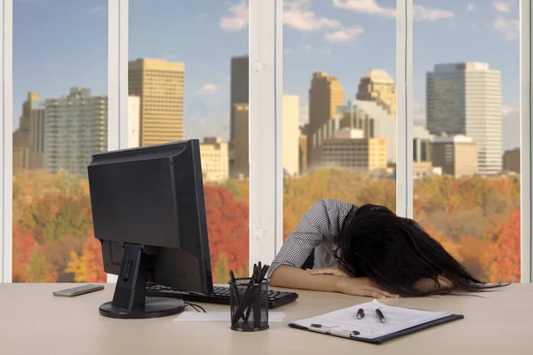 Geschäftsfrau sieht Schlafentzug im Büro — Stockfoto