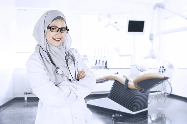 Уверенный мусульманский врач в стоматологической клинике — стоковое фото