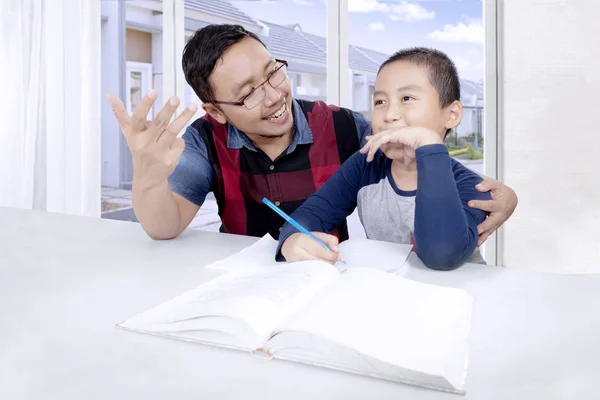 Милый мальчик учится считать вместе с отцом. — стоковое фото