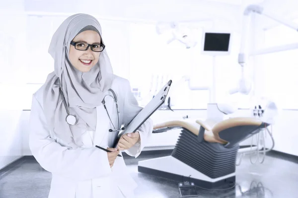 Medico dentista in possesso di una cartellina — Foto Stock