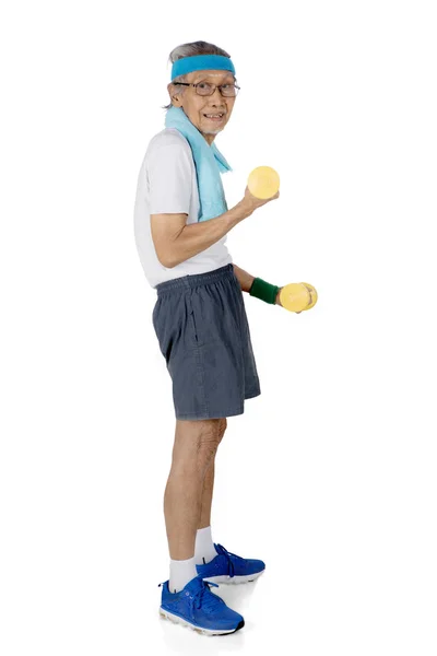 Anciano haciendo ejercicio con dos pesas — Foto de Stock