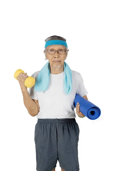 Oudere man met een barbell en mat — Stockfoto